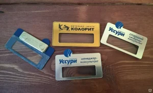 Бейджи пластиковые: простой способ выделиться и организовать пространство