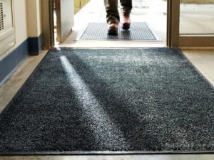Коврик придверный купить — не просто аксессуар, а первый шаг к чистоте и уюту