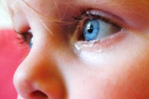 Почему у детей часто слезятся глаза и как правильно действовать?